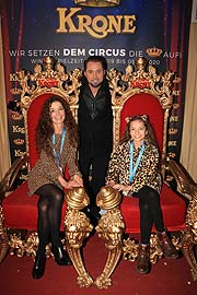 Martin Lace jr., Danielle Ballof-Waldleitner mit Tochter Liya  im Circus Krone bei der Premiere der 2. Winterspielzeit 2020 (©Foto: Martin Schmitz)